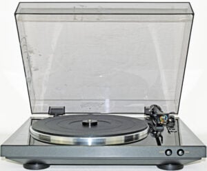 DENON DP-300F Full-Auto Turntable with dust cover & preamp